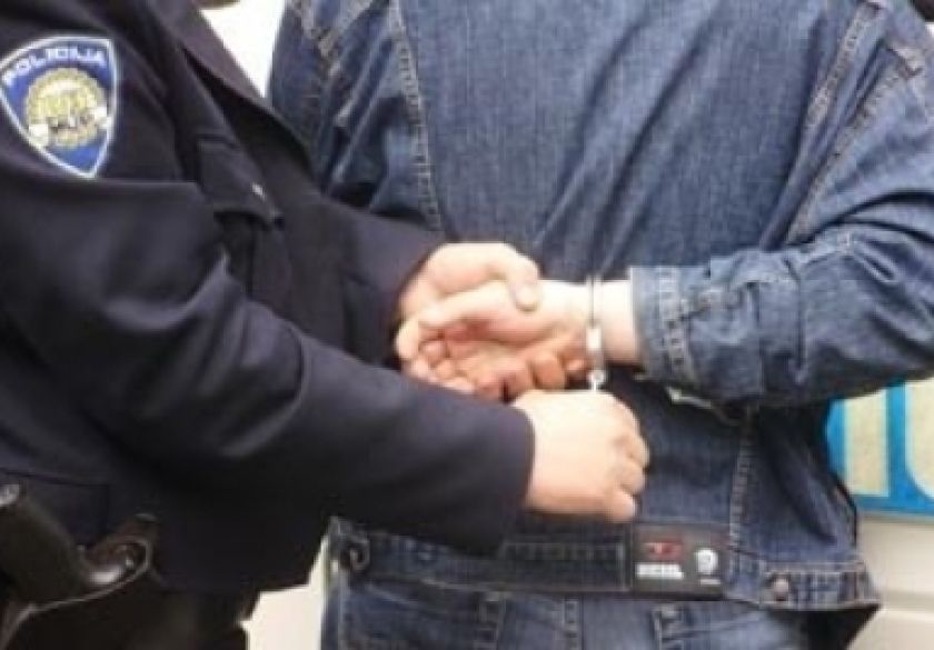 Uhićen je 75-godišnji višestruki prekršitelj koji je opet vozio automobil koji mu je privremeno oduzet