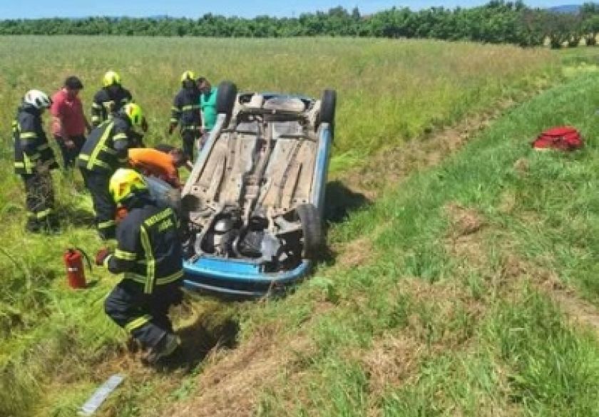 19-godišnji vozač teretnog automobila za vrijeme vožnje koristio mobitel i bez sigurnosnog pojasa sletio, udario u metalni stup i prevrnuo se u polju