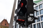 Postavljen prvi tip semafora koji pješake zadubljene u ekran mobitela upozorava da je upaljeno crveno