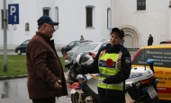 Policajci iznenadili vozačice cvijetom