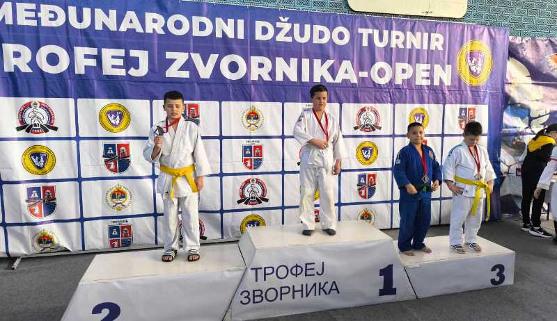 IMG 2111a43a94b1992b323216829e00b429 V