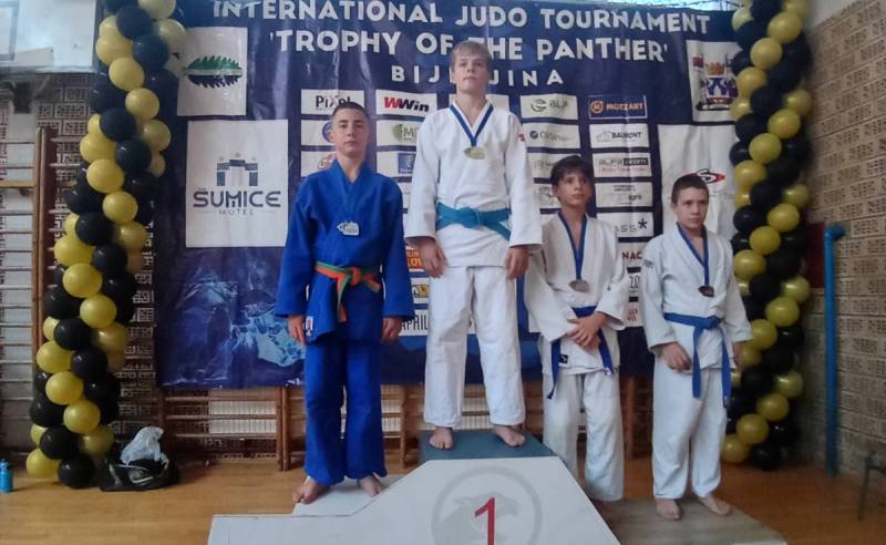 IMG f602d63647ba90a3c4279cc822db97f8 V