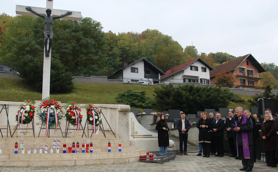 Polaganje vijenaca podno spomen križa na groblju sv. Ilije uz blagdan Svih Svetih i Dušnog dana