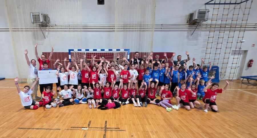 Ženski rukometni klub Požega omogućio djevojčicama godinu sporta, opremu, aktivnosti u knjižnici, izlete, kampove i odlazak na more u Bašku – potpuno besplatno!