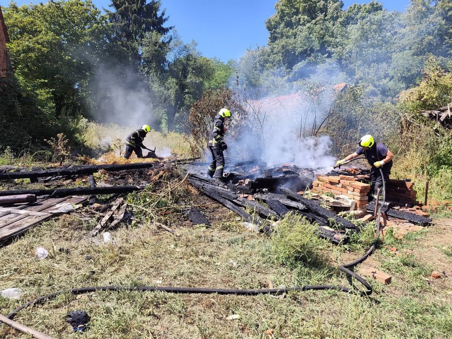 Nekoliko požara tijekom jučerašnjeg dana, dvorišna zgrada u potpunosti izgorjela
