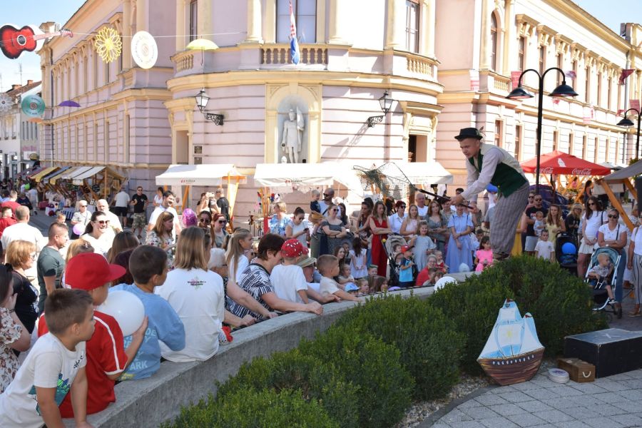 Gradsko kazalište Požega predstavilo što donosi nova sezona, najmlađi uživali u predstavi „Ptičar i vrana“