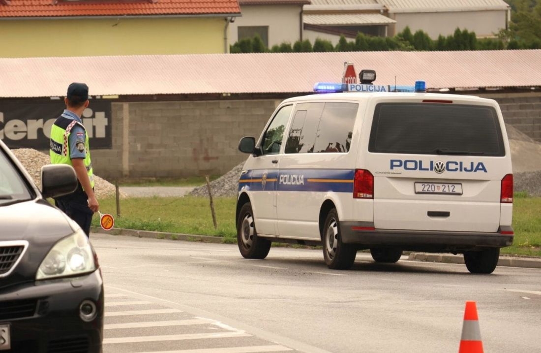 18-godišnji vozač zbog neprilagođene brzine sletio s kolnika, udario u metalni stup