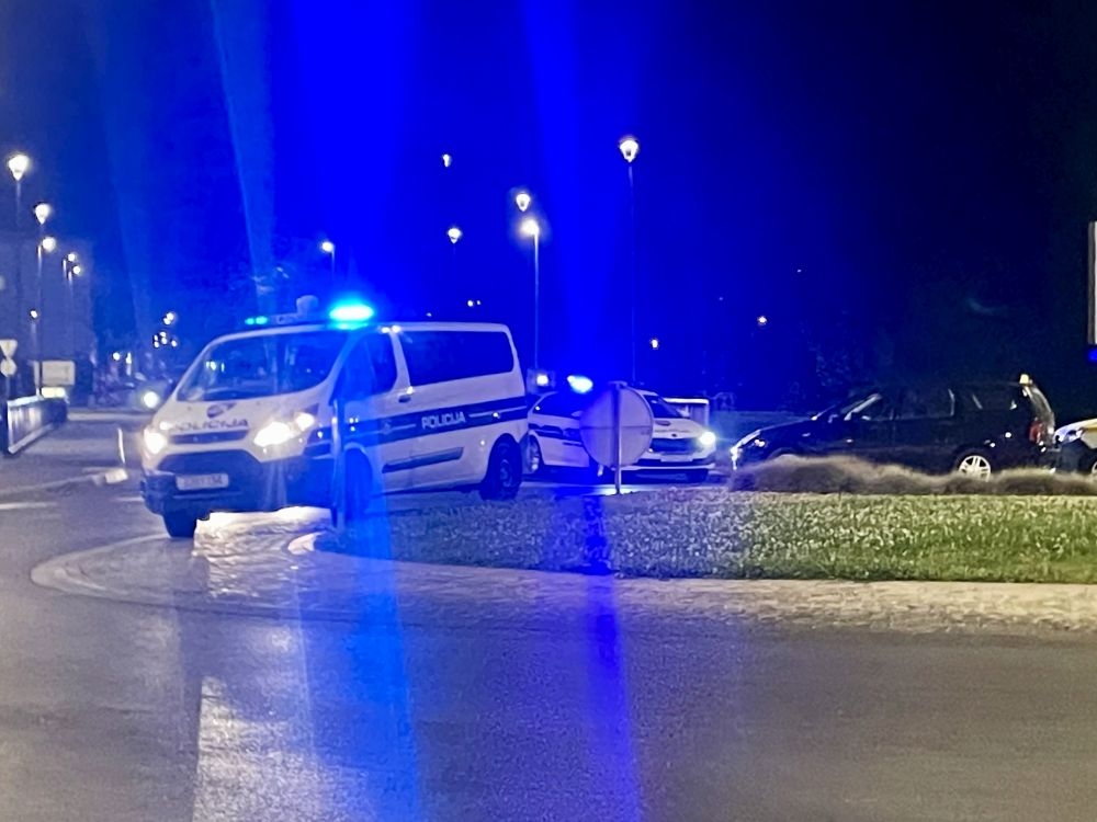 21-godišnjak prilikom uključivanja u promet skrivio prometnu nesreću