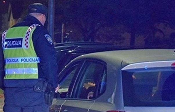 40-godišnjak s oduzetom vozačkom, vidno alkoholiziran sletio u Lukaču i udario u metalnu cijev - odbio alkotest pa je završio u policiji