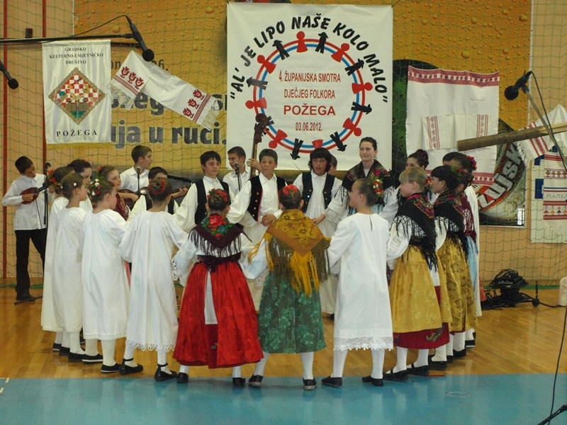 Al' je lipo naše kolo malo