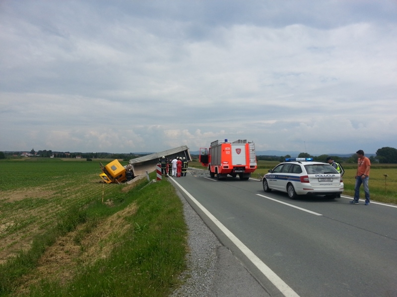 Automobilom podletio pod kamion i smrtno stradao