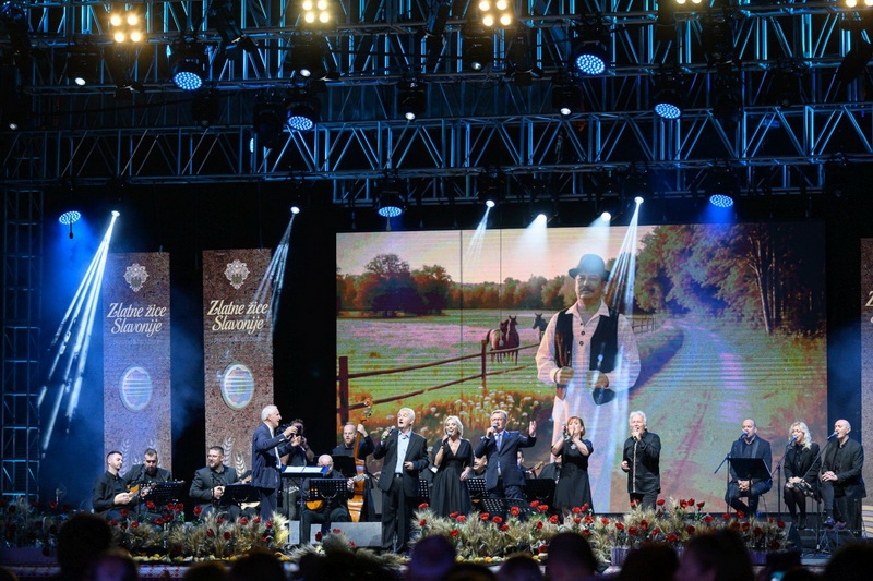Druga večer festivala Zlatne žice Slavonije puna emocija i sjećanja - Požega je odala priznanje svom Borisu Ćiri Gašparcu
