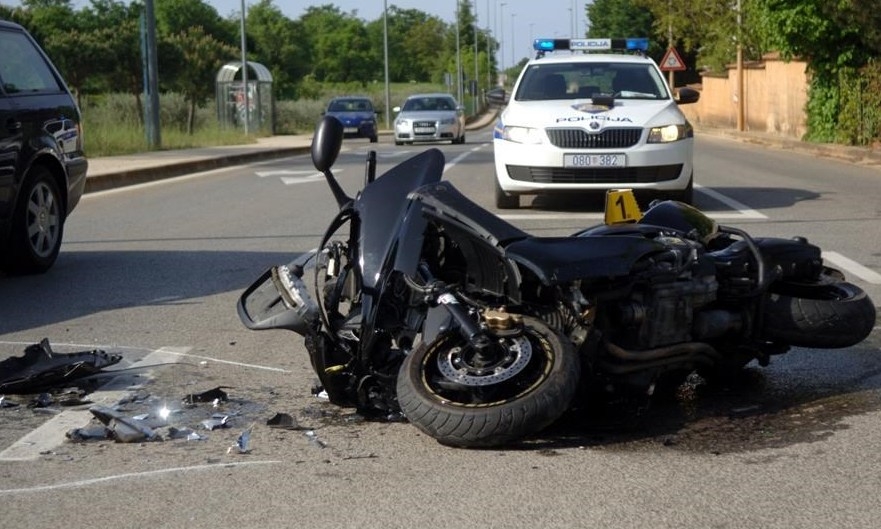 Dvije prometne nesreće a u onoj u požeškoj Osječkoj ulici 16-godišnjak s motociklom udario u zadnji kraj zaustavljenog automobila