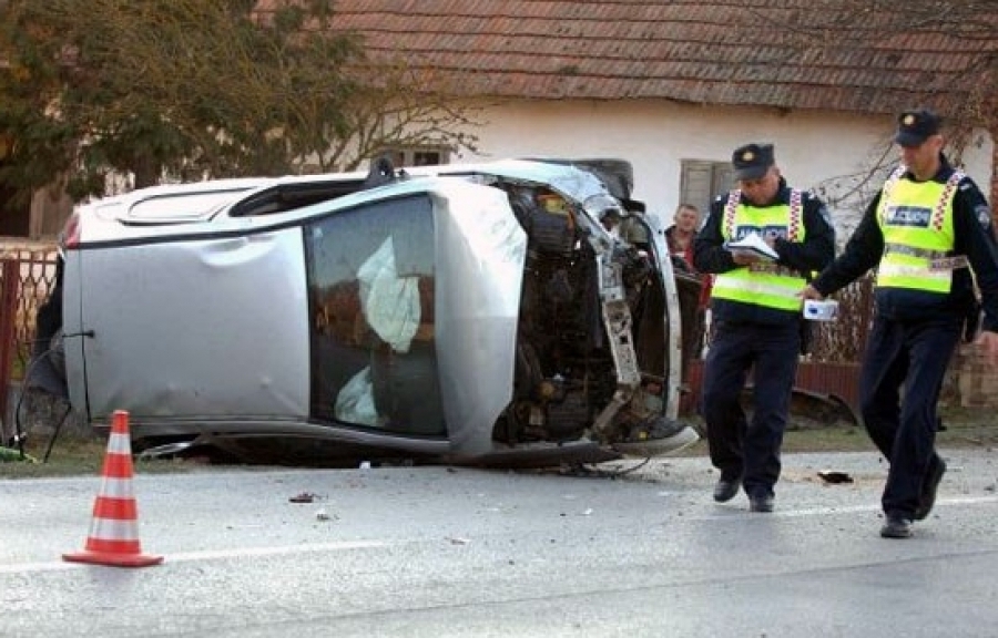 Između Gradca i Trapara 71-godišnji vozač pretjecao na punoj liniji kamion s prikolicom - sletio i prevrnuo automobil na bok