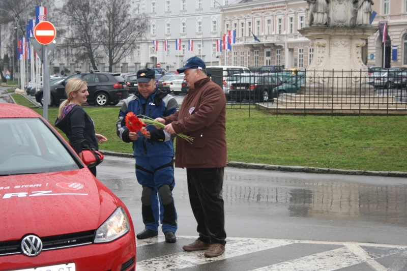 Policajci iznenadili vozačice cvijetom