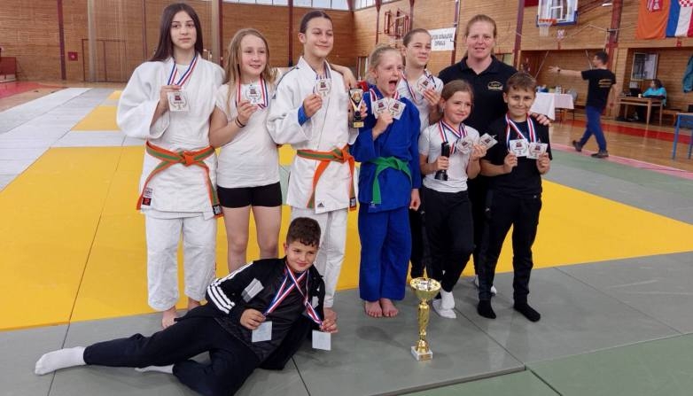 Judo klub "Jigoro" na 1. Međunarodnom judo turniru "Sankaku kup" u Belišću odnio 13 medalja, 2 pehara i pehar za 2. mjesto ekipno
