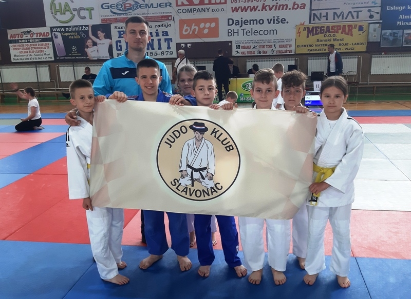 Judo klub "Slavonac" iz Čaglina briljantno odradio Međunarodni turnir u Sanskom Mostu i pokupio 9 medalja
