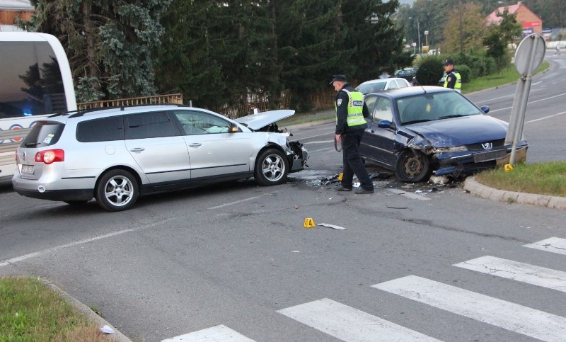 Klasično oduzimanje prednosti vozača Peugeota vozaču VW Passata