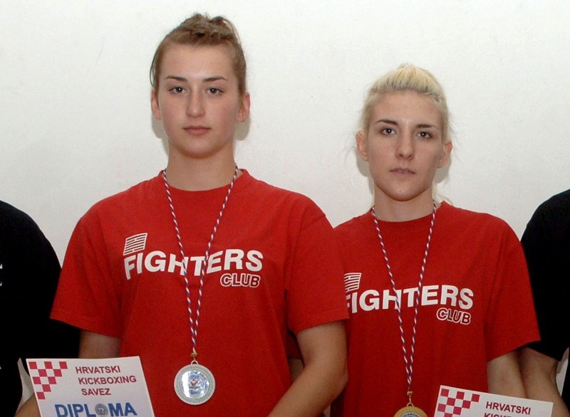 Krhka plavuša i brineta nemaju milosti za protivnice