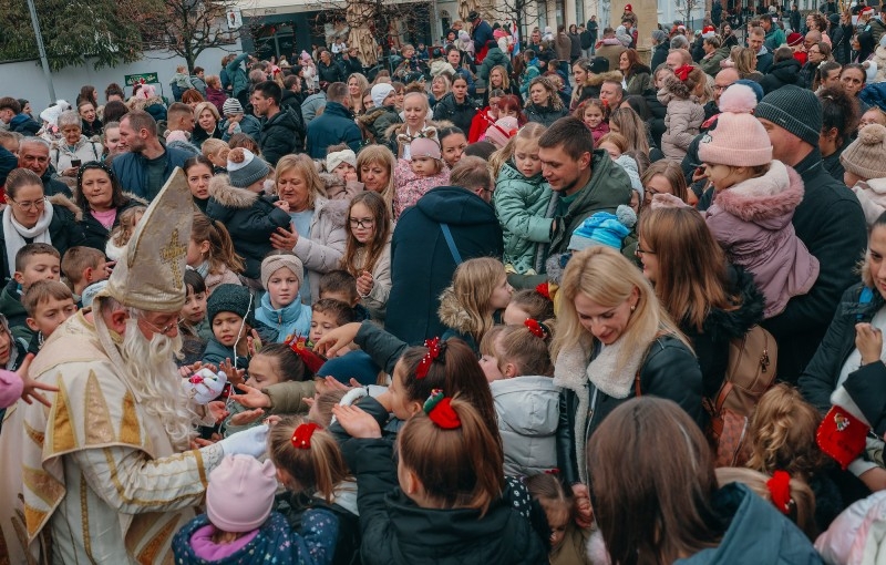 Mali i malo veći Požežani veselo dočekali svetog Nikolu na Trgu svete Terezije Avilske a dodijelili i nagrade za najbolje pismo svetom Nikoli