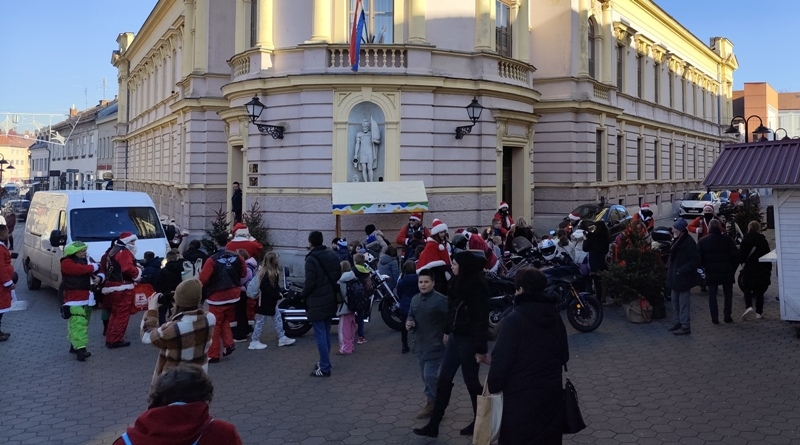 Moto Mrazovi i ove godine iznenadili najmlađe u Požegi - uz slatkiše najviše se tražilo sjedanje na bajkerske motore