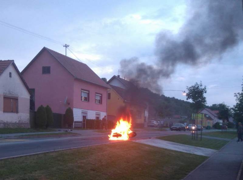 Nakon slijetanja motocikli Kawasaki pretvoren u buktinju