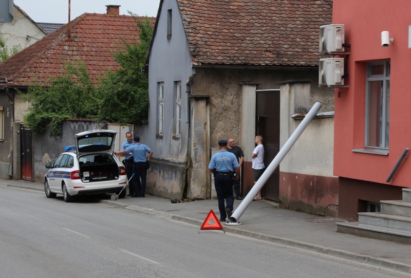 Napravio niz prometnih nezgoda ni na jednom se nije zaustavio