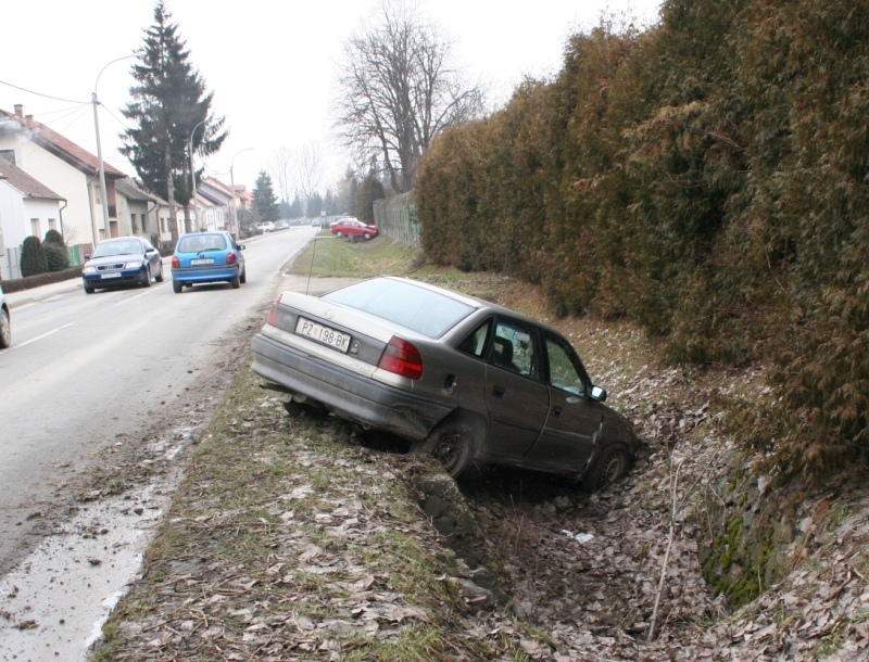 Nepropisna obilaženja i uključivanja u promet uzrok nezgode