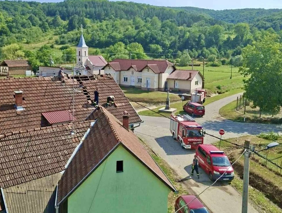 Nevrijeme pogodilo Djedinu Rijeku, vatrogasci pomagali mještanima u sanaciji štete