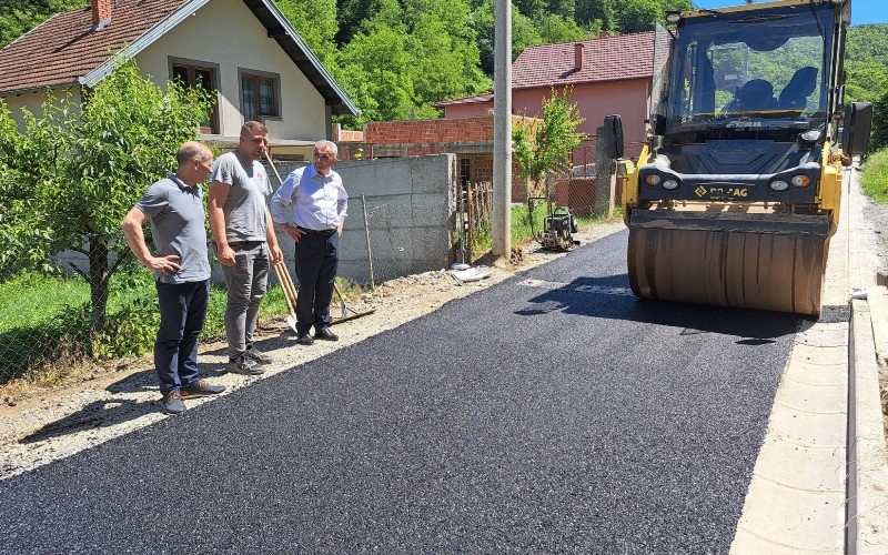 Novi asfalt u vidovačkim Ulicama Stjepana Ferića i Ivana Cimermana - obnavlja se i asfaltira oko 800 metara prometnice