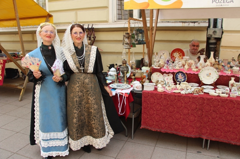 Održan tradicionalni 22. Sajam antikviteta - starinski šušur uz degustaciju kulena s 45. Požeške kulenijade