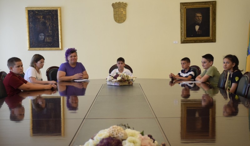 Održana 2. sjednica Dječjeg gradskog vijeća grada Požege - najavljen projekt "Roditelji na zadatku" i radionica o dječjim pravima