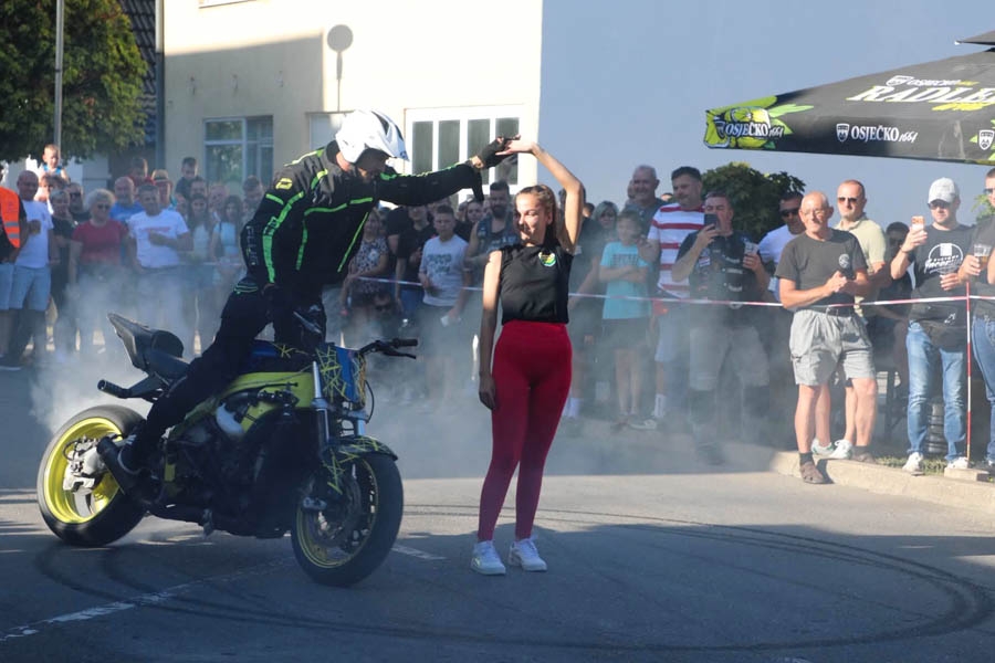 Održani jubilarni 15. Moto susreti u Pleternici: Tisuće posjetitelja uživale u defileu ulicama grada, stunt showu i koncertima