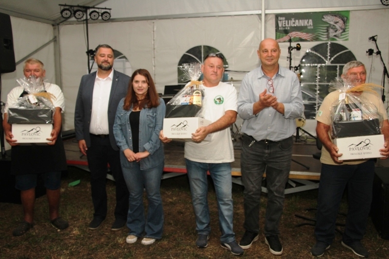 Održani vrlo posjećeni 5. Ribarski dani a 17 ekipa je kuhalo fiš na 2. Fišijadi u Trenkovu kraj dvorca baruna Trenka
