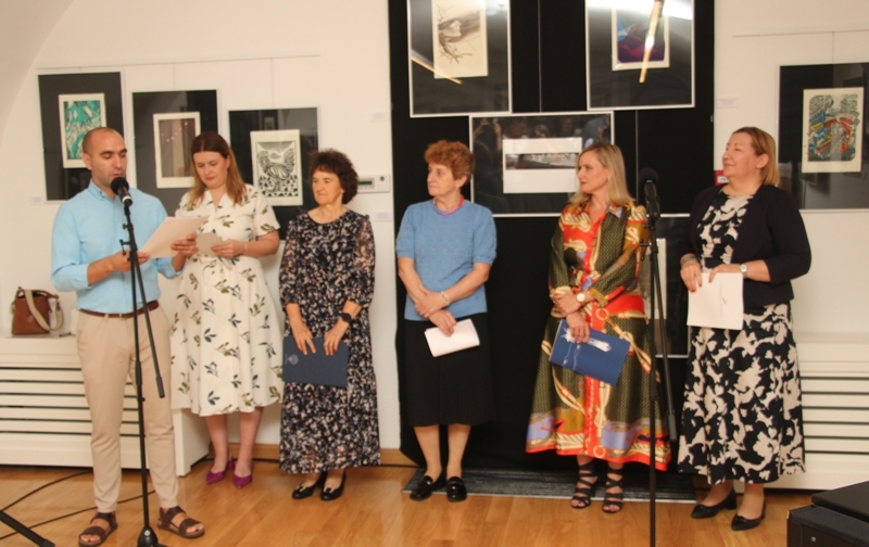Otvorena izložba grafika „List je čovjek koji hoda zrakom: hommage Luku Paljetku“ u Gradskom muzeju Požega