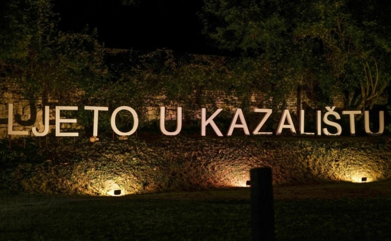Otvorene "Kazališne ljetne večeri" Gradskog kazališta Požega uz hit komediju "Brodolomke" i sjajnu atmosferu