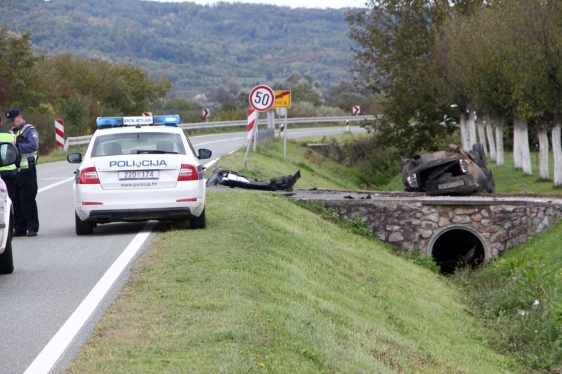 Passatom izletio s kolnika i poginuo 30-godišnji mladić