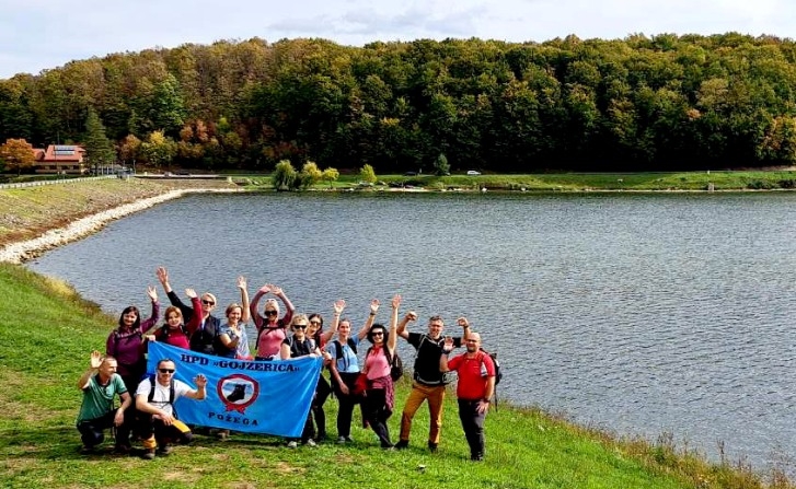 Planinari HPD Gojzerica Požega obilazili Jezero Borovik u Đakovštini a dio jezera preplovili čamcem