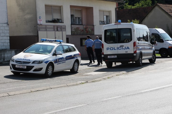 Policija lovi bjegunca: "Iskočio je iz auta i kroz privatno dvorište pobjegao u brdo"