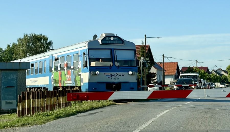 Policija pronašla vozača koji je na pružnom prijelazu udario u polubranik i pobjegao