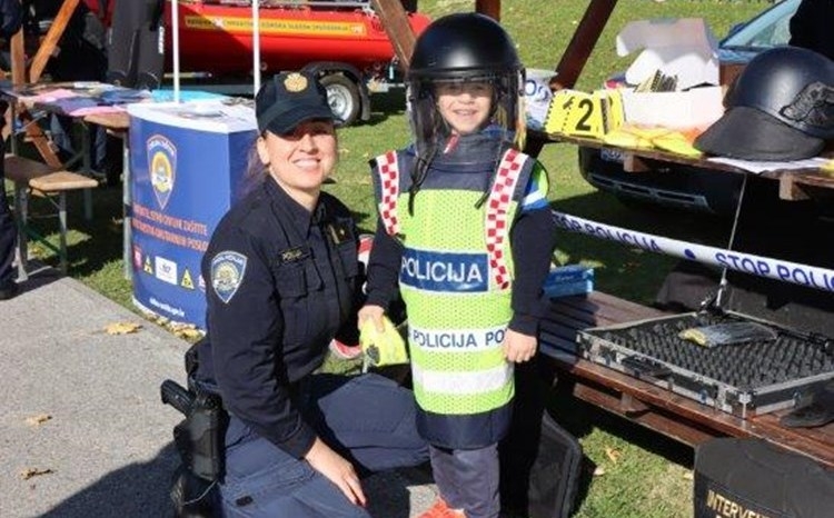 Policijski službenici sudjelovali na obilježavanju Dječjeg tjedna u Pleternici