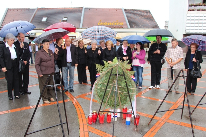 Položili vijence podno spomenika poginulim braniteljima