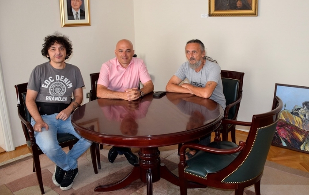 Požeški slikar Željko Radmirović gost gradonačelnika