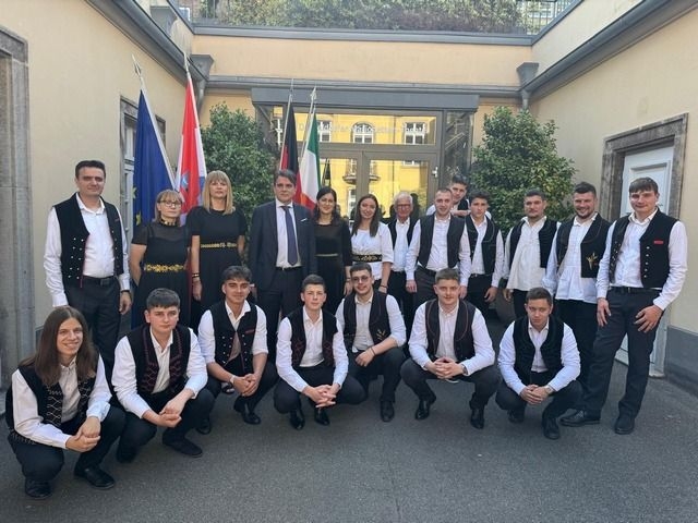 Požeški tamburaški orkestar oduševio publiku u Düsseldorfu i donio duh Slavonije među Hrvate u Njemačkoj