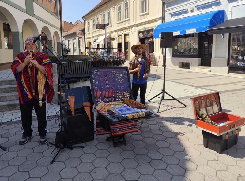 Požežani u pješačkoj zoni danas uživaju u etno glazbi iz Perua