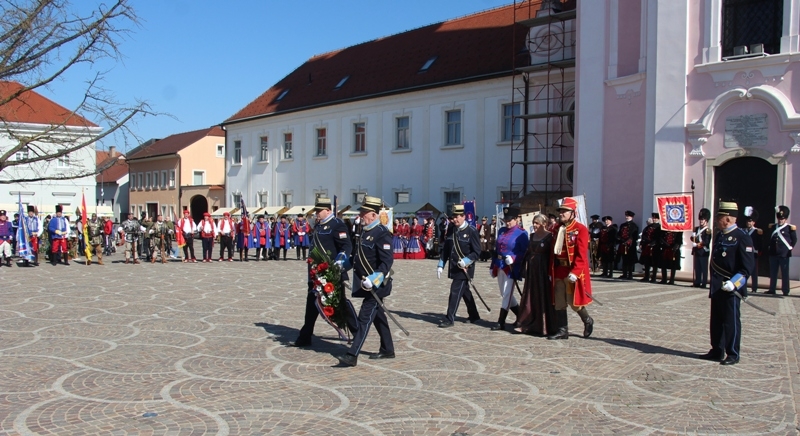 Požežani u rekordnom broju popratili proslavu Grgureva, postrojene povijesne postrojbe i manifestaciju Zeleno &amp; plavo na Trgu sv. Terezije sa štandova obrtničkih komora i koncertom Bebeka