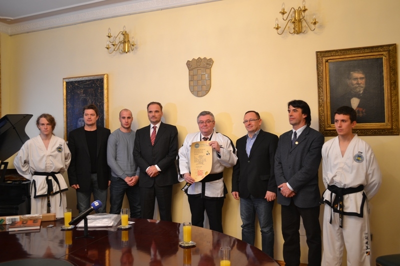 Počasni crni pojas gradonačelniku Ronku