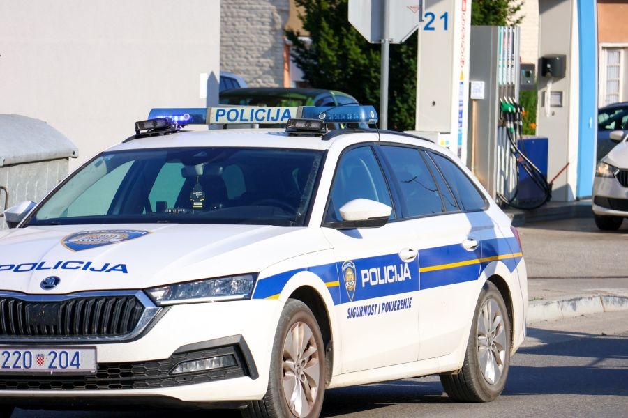 Pri pretjecanju traktora izazvala prometnu nesreću