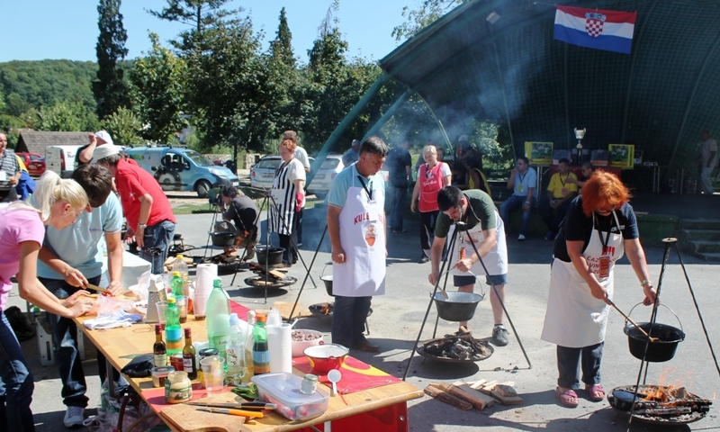 Pripremali gulaš od veprovine u kotliću