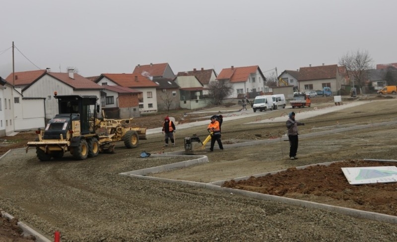 Pripremni radovi za asfaltiranje plohe nove gradske tržnice u Cvjetnoj ulici u Požegi su u tijeku - preseljenje u travnju